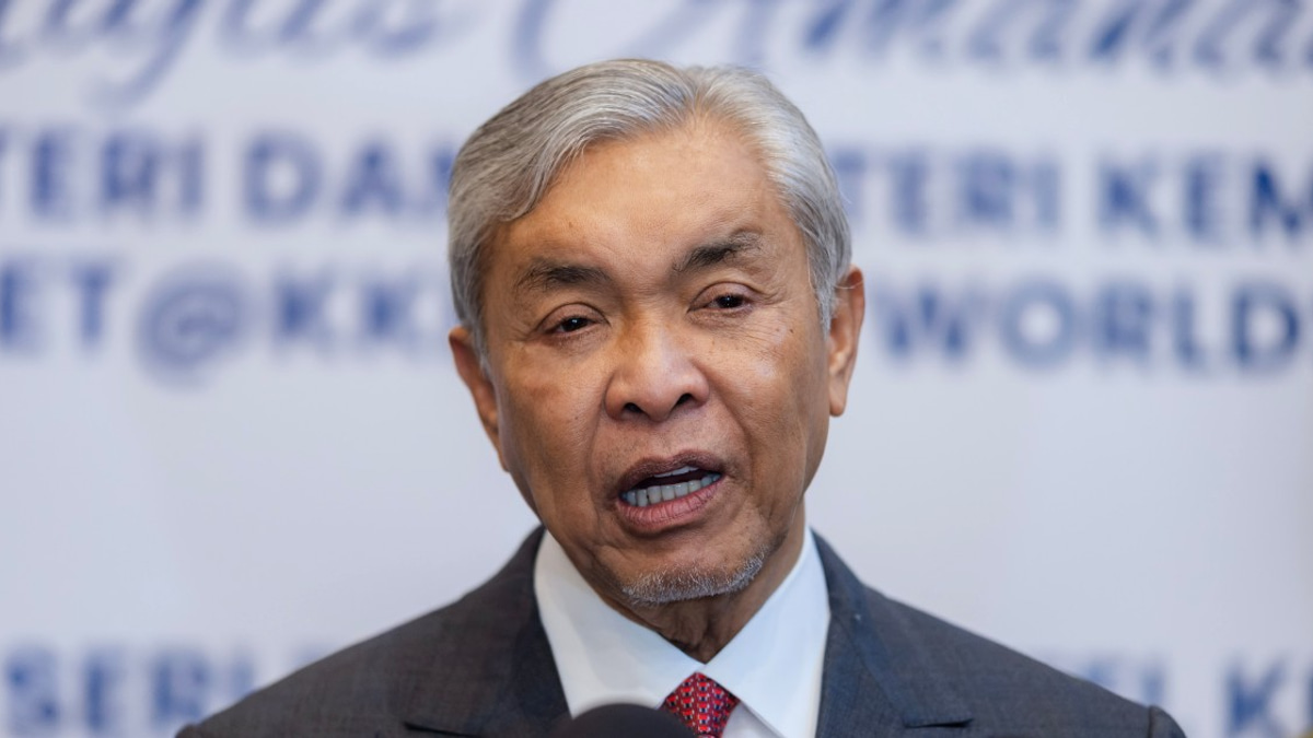 Zahid Endorses Review of Immigration Service Scheme Amid Long-Running Officer Concerns