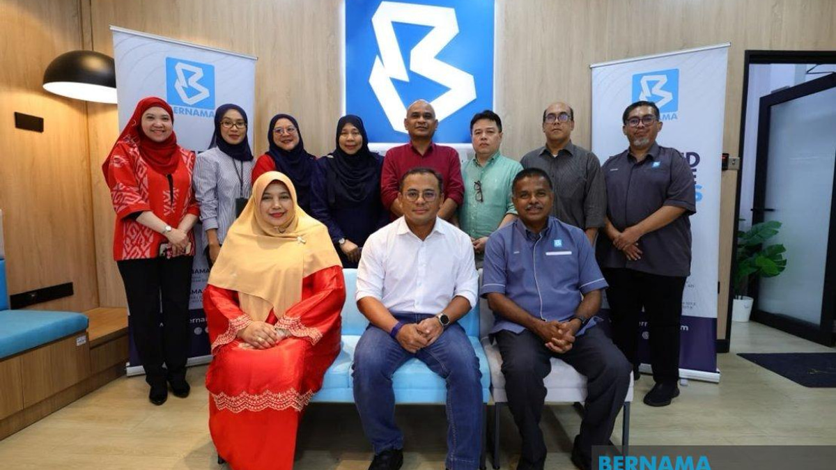 Selangor MB Visits Bernama's Election Coverage Hub in Negeri Sembilan