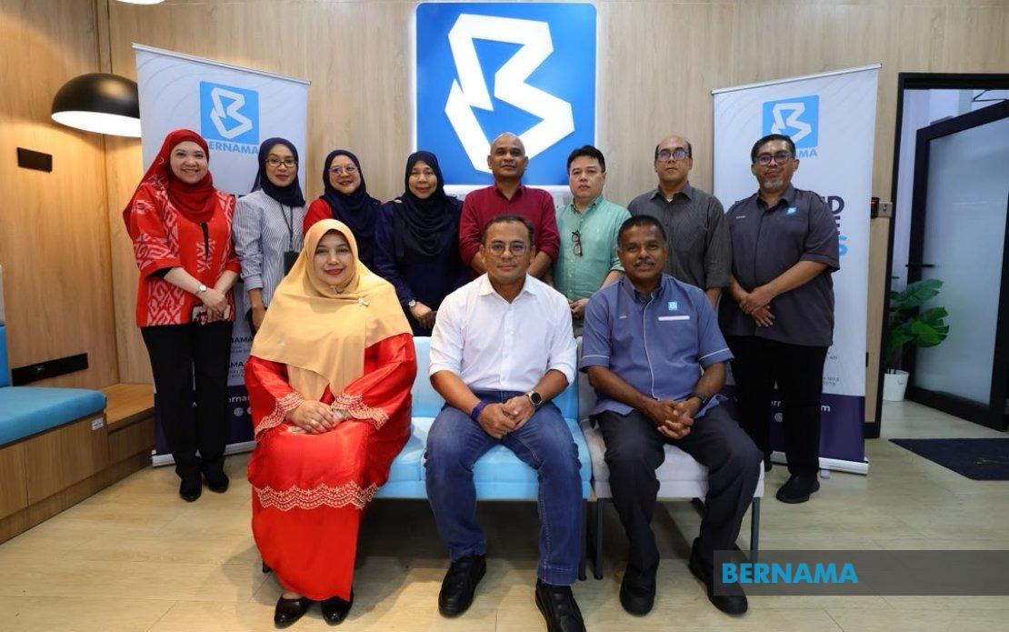 Selangor MB Visits Bernama's Election Coverage Hub in Negeri Sembilan