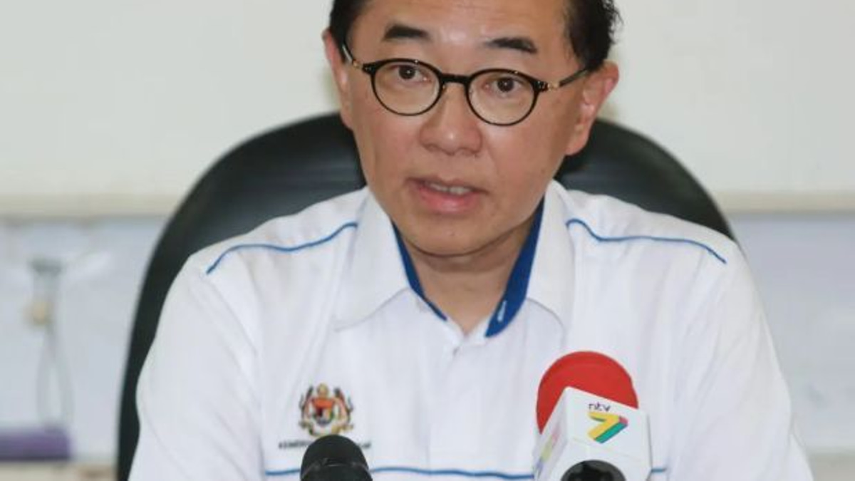 Demand for Transparency on Official Overseas Travel Amid Healthcare Crisis
