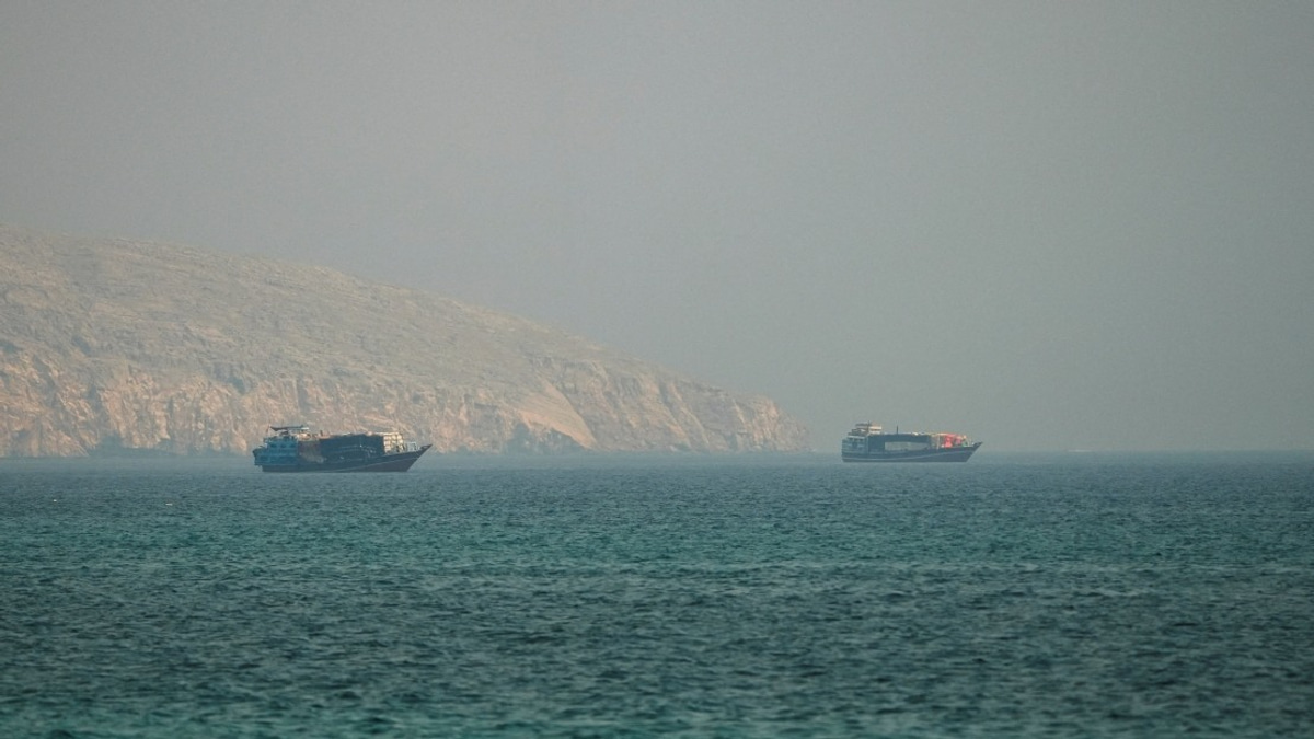 Oman Rejects Mandatory Strait of Hormuz Fees, Proposes Voluntary Service Model