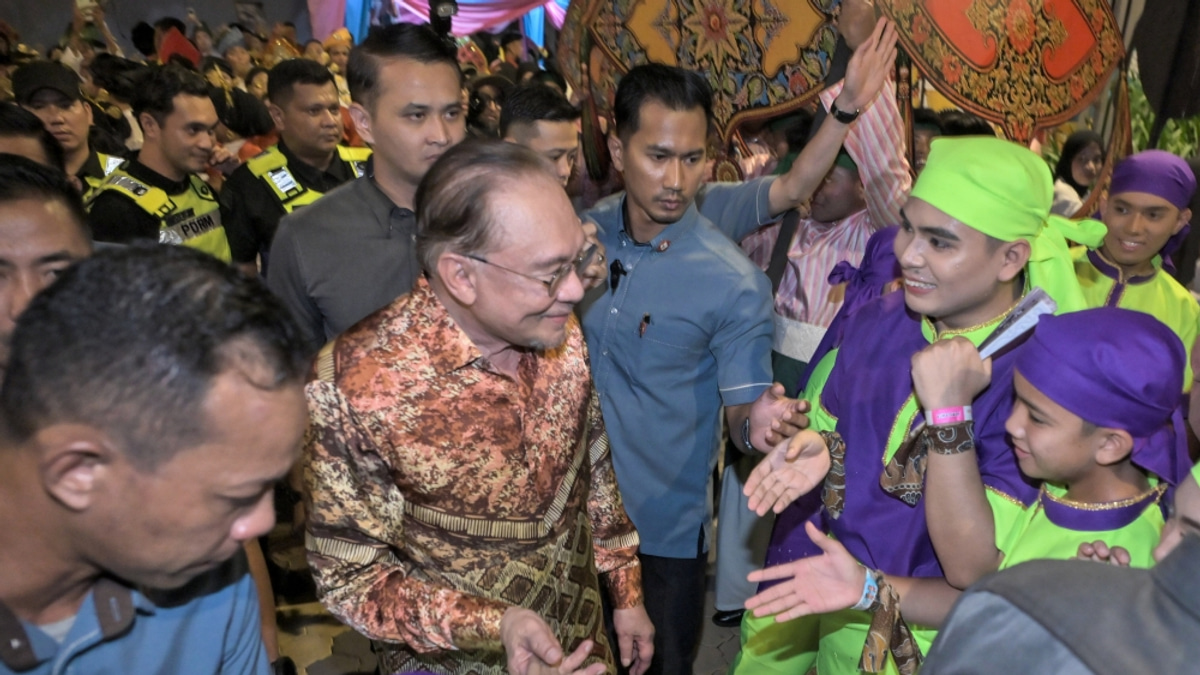 PM Anwar Ibrahim Pushes for Rapid Implementation of Felda Reforms as Settlers Voice Growing Discontent