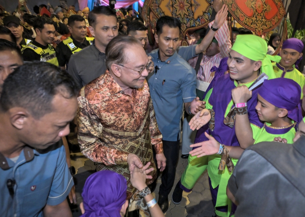PM Anwar Ibrahim Pushes for Rapid Implementation of Felda Reforms as Settlers Voice Growing Discontent