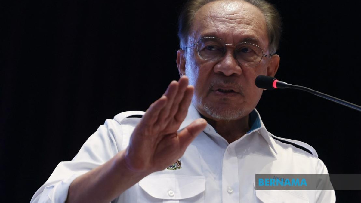 Anwar Urges Political Parties to Keep Royal Institutions Out of Election Disputes