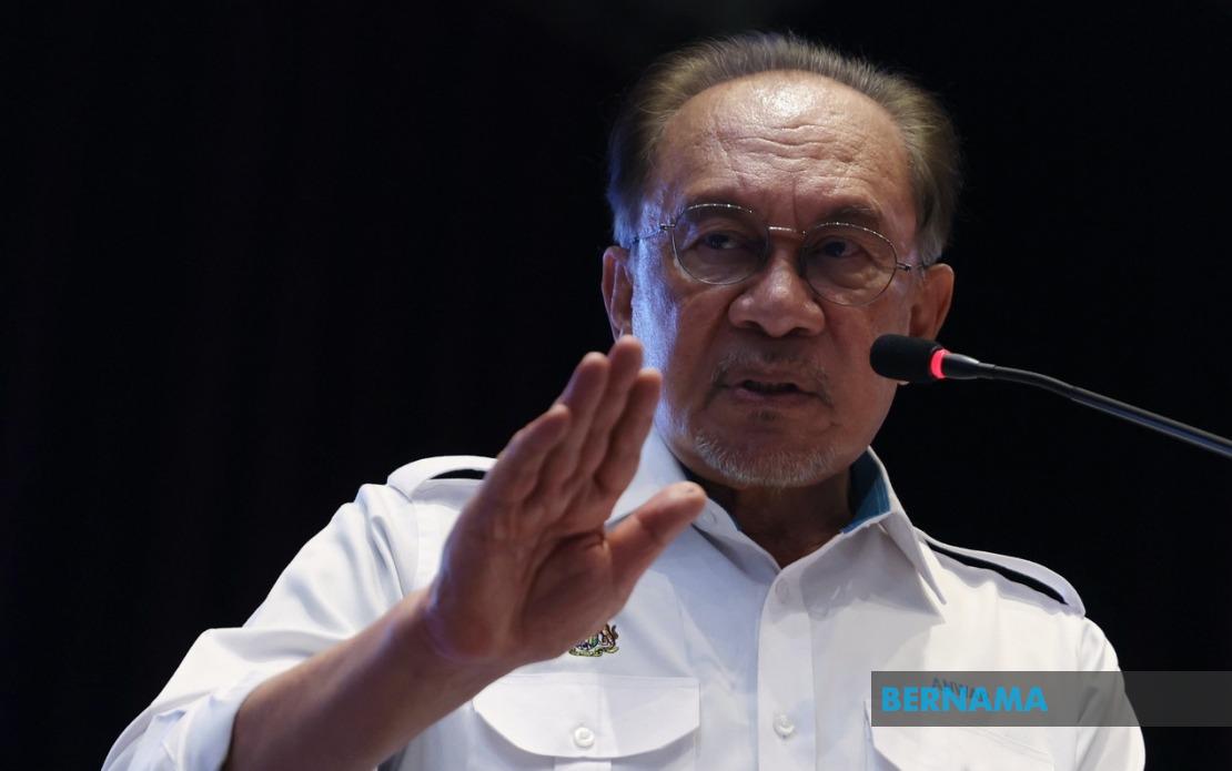 Anwar Urges Political Parties to Keep Royal Institutions Out of Election Disputes