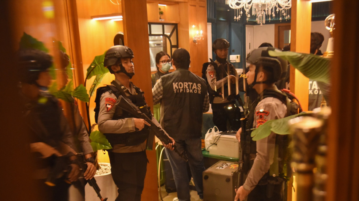Gold Bars and Millions in Cash Seized in Jakarta Anti-Corruption Raids