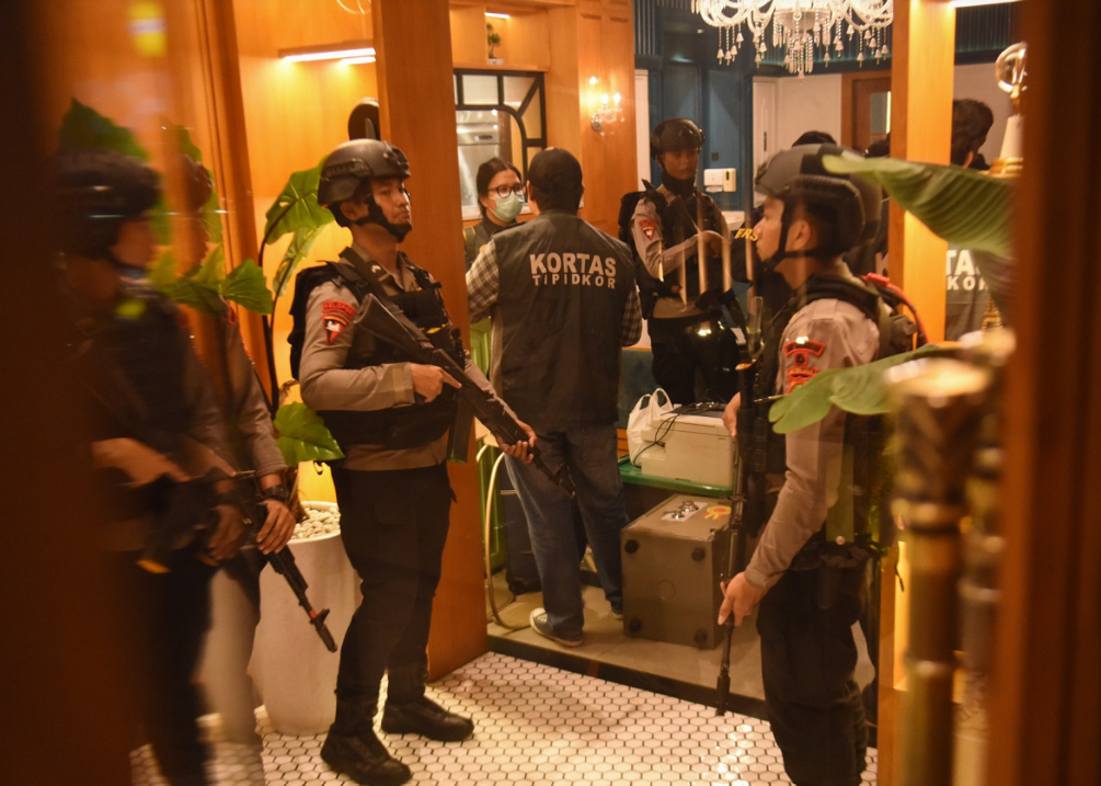 Gold Bars and Millions in Cash Seized in Jakarta Anti-Corruption Raids