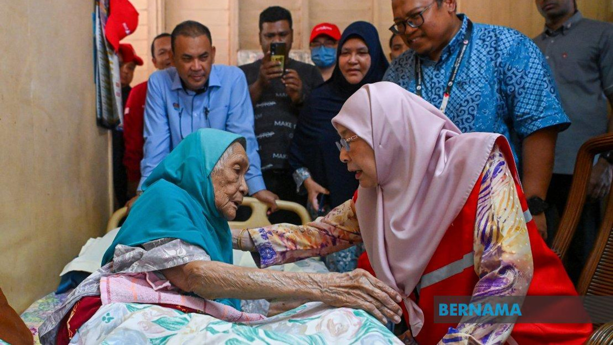 PM's Wife Dr Wan Azizah Extends Care to Elderly and Vulnerable Families in Kuala Pilah