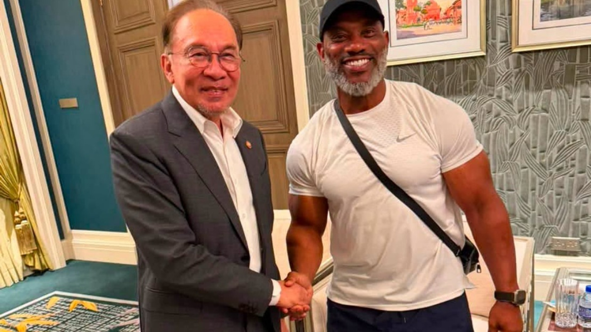 PM Anwar Meets Bodybuilding Icon Dexter Jackson, Jokes About Hitting the Gym