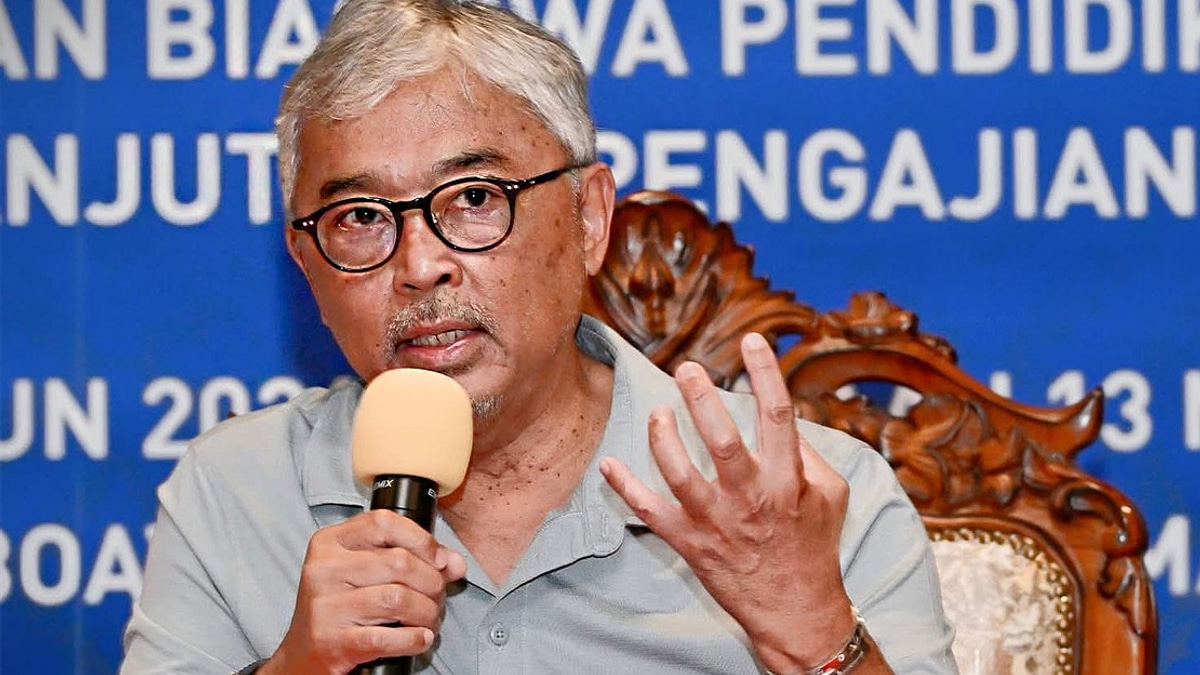 Sultan of Pahang Urges More Universities to Sponsor Tioman Island Students