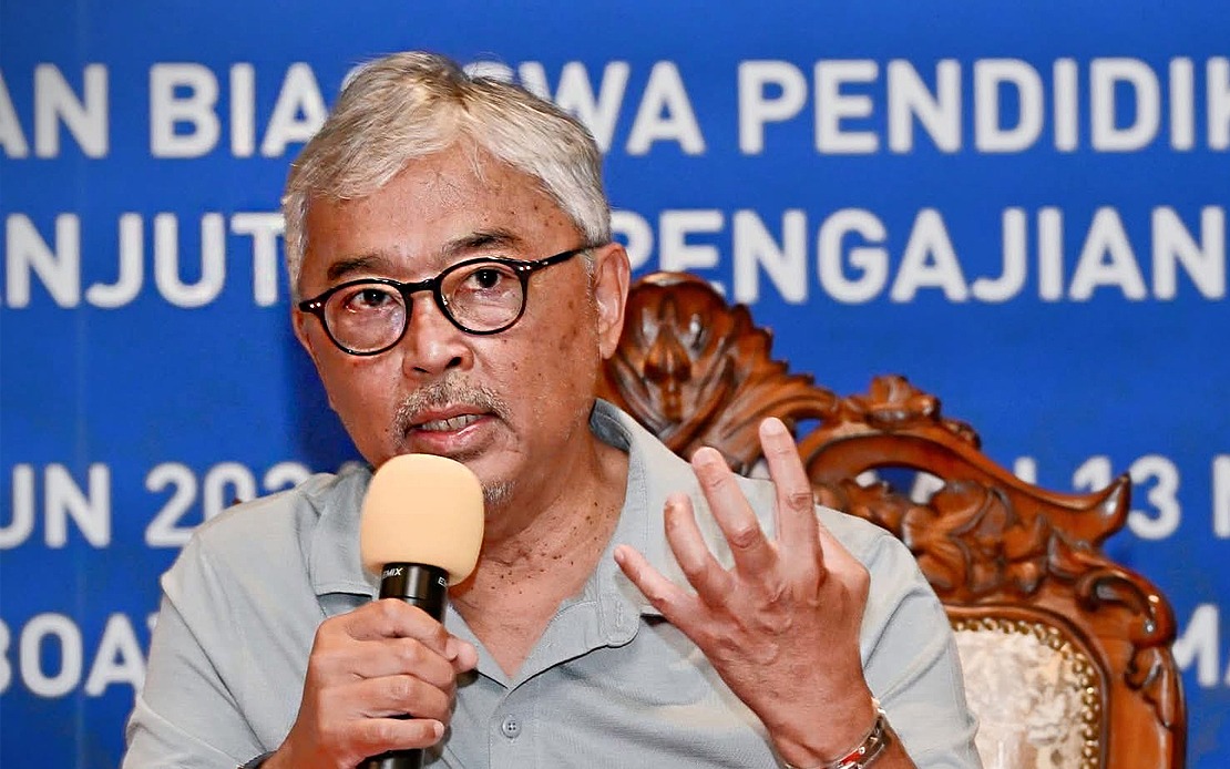 Sultan of Pahang Urges More Universities to Sponsor Tioman Island Students