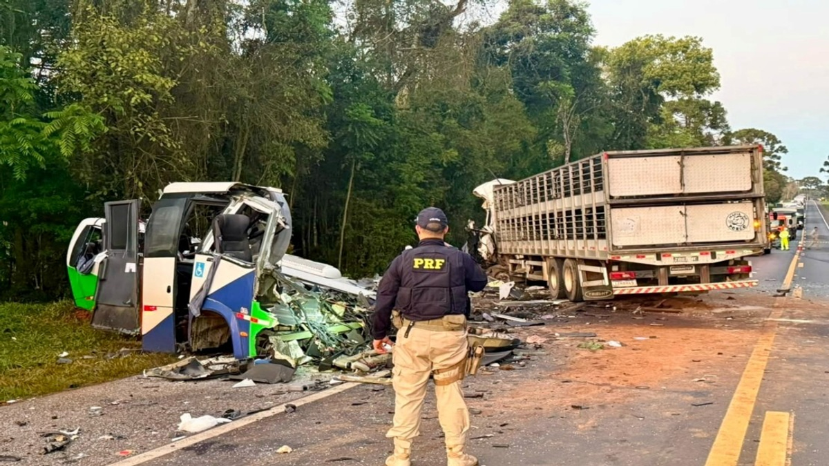 23 Killed in Head-On Collision Between Bus and Truck in Southern Brazil