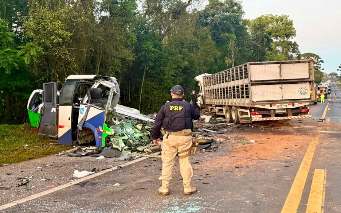 23 Killed in Head-On Collision Between Bus and Truck in Southern Brazil