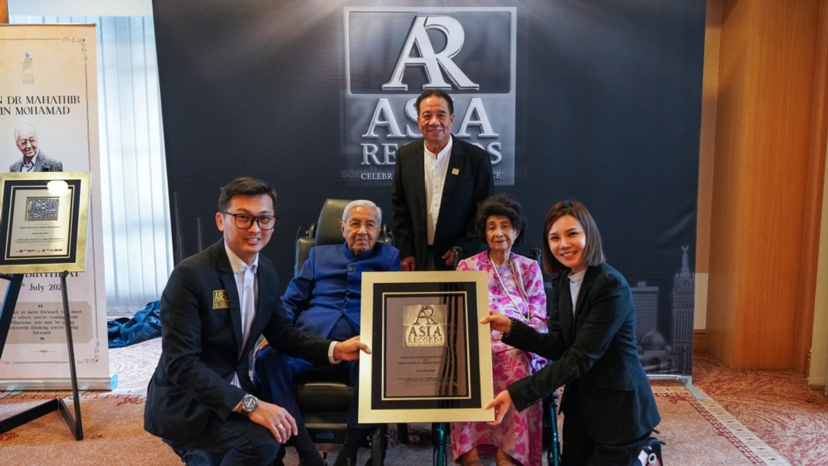 Mahathir and Siti Hasmah Join Exclusive Centenary Club with Three Guinness World Records