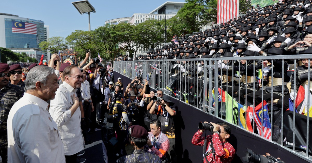 Anwar connects with Malaysians in impromptu gatherings following National Day celebrations