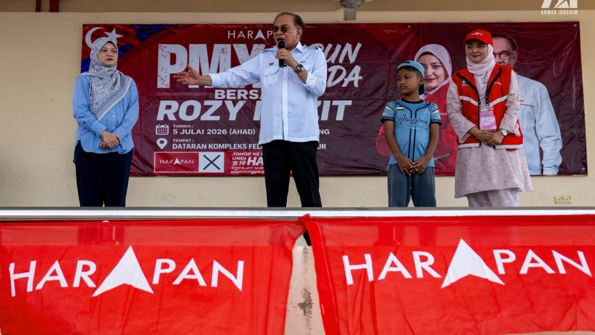 PM Anwar Moved by Boy's Journey Through Palm Plantation to Meet Him