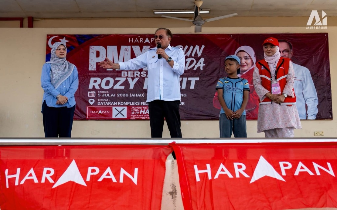 PM Anwar Moved by Boy's Journey Through Palm Plantation to Meet Him