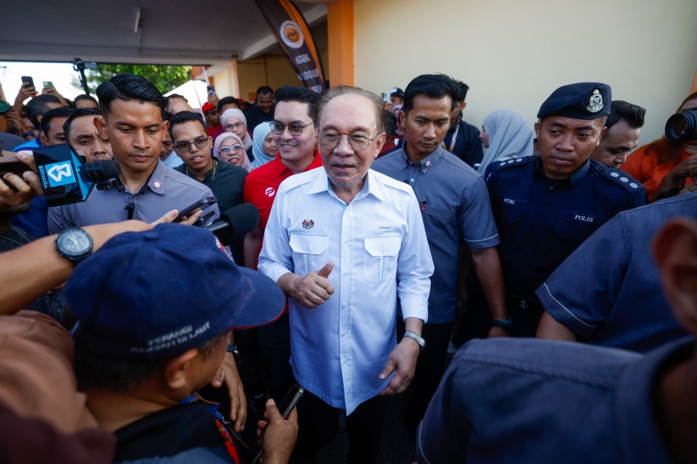 PM Anwar Ibrahim Successfully Undergoes Elective Surgery, Placed Under Close Medical Observation