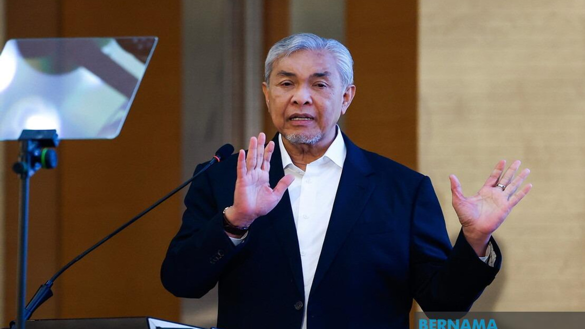 Respect Monarchy, Avoid Sensitive Issues in Negeri Sembilan Campaign, Says Ahmad Zahid