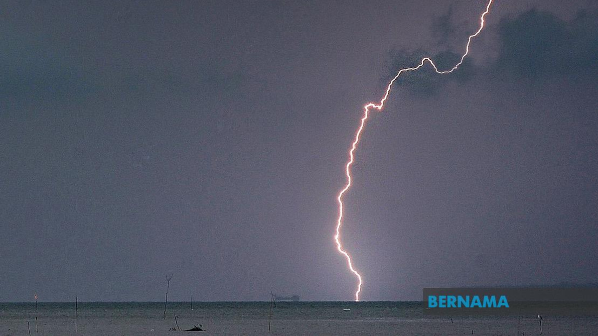 Thunderstorms and Heavy Rain Set to Batter Seven States and Labuan Through Early Evening