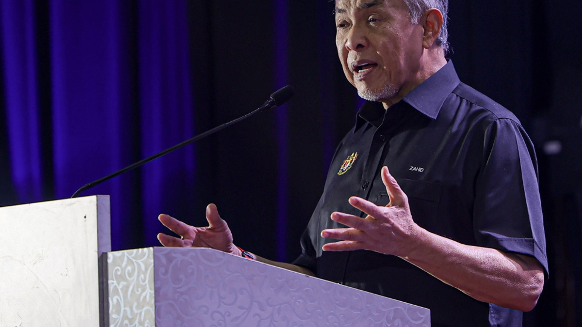 Zahid Alleges Government Officers Faced Pressure to Attend BN Events During State Elections