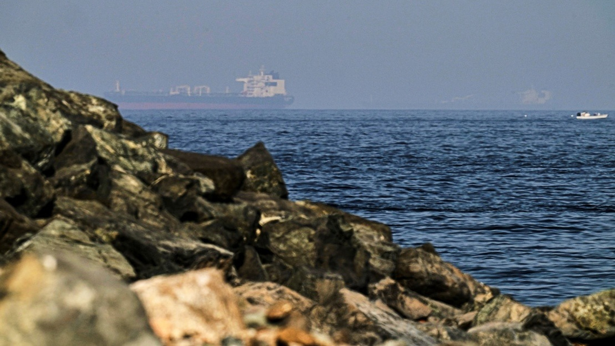Iran and Oman Establish Temporary Shipping Corridor Through Strategic Hormuz Strait