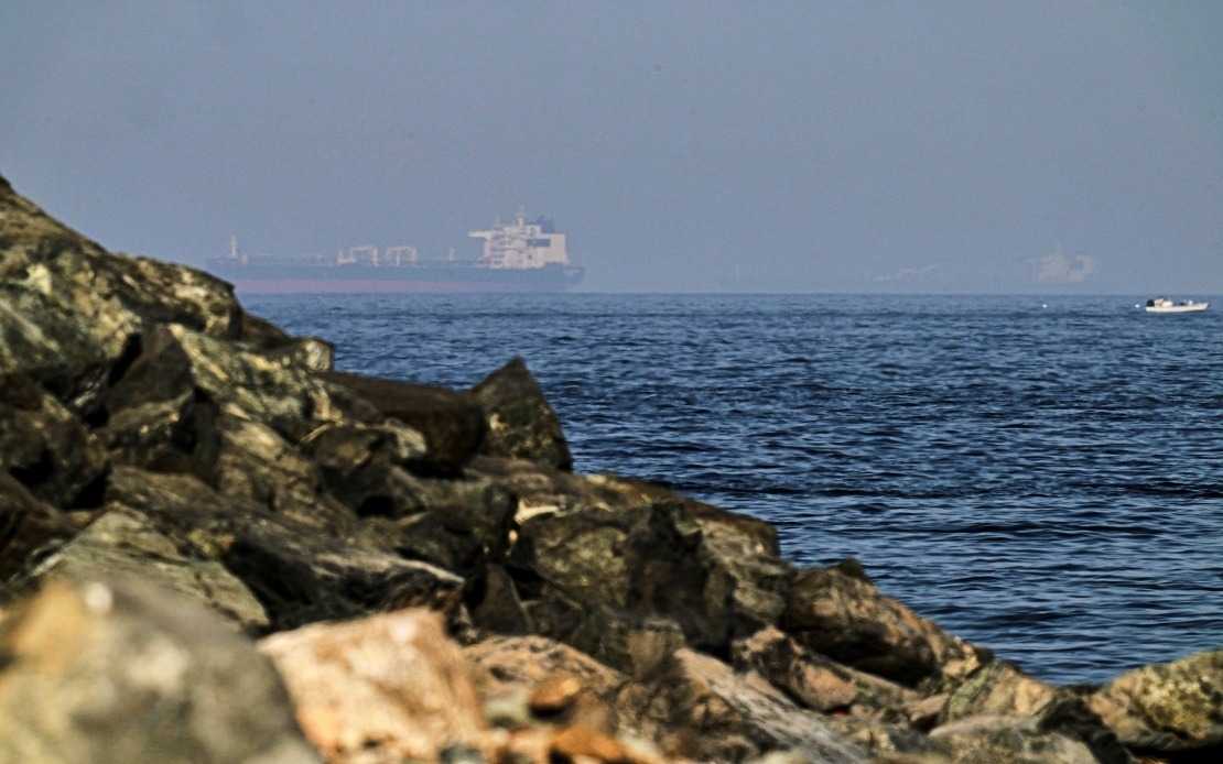Iran and Oman Establish Temporary Shipping Corridor Through Strategic Hormuz Strait