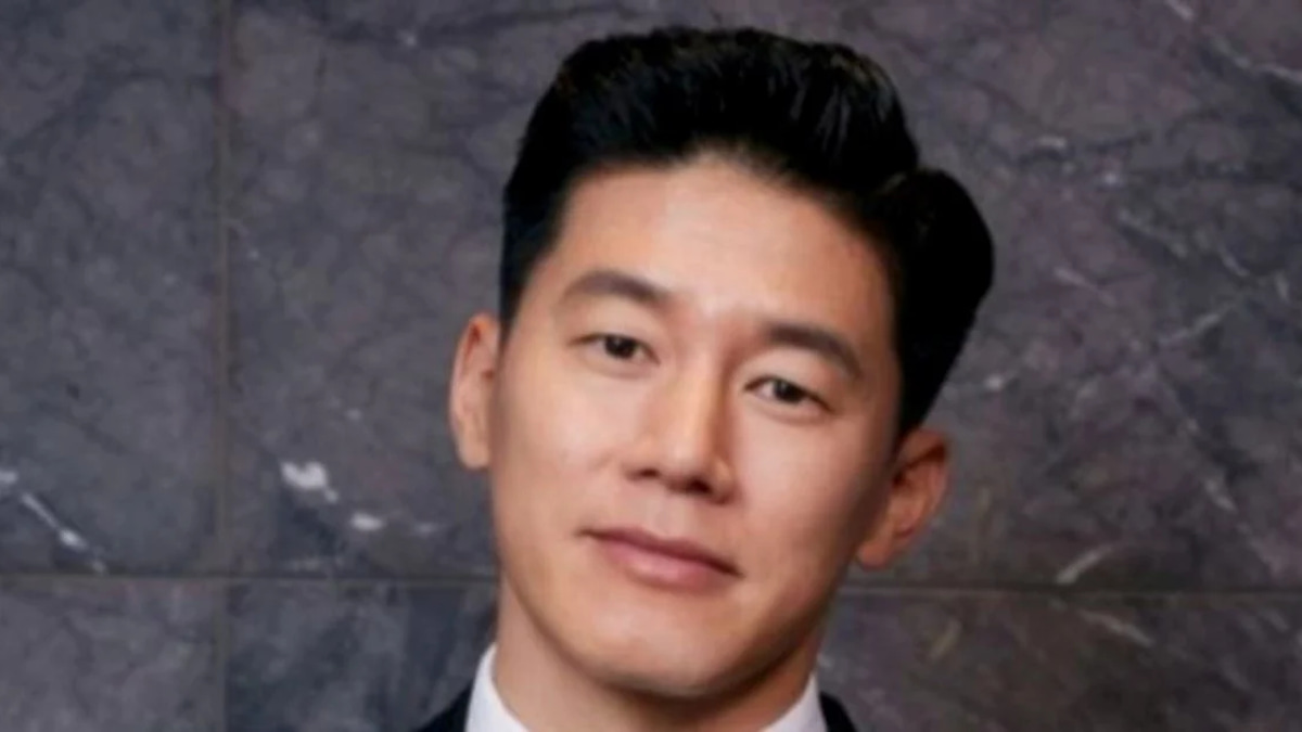 From Rags to Riches: How Kim Mu Yeol Survived on RM500 a Year Before Stardom