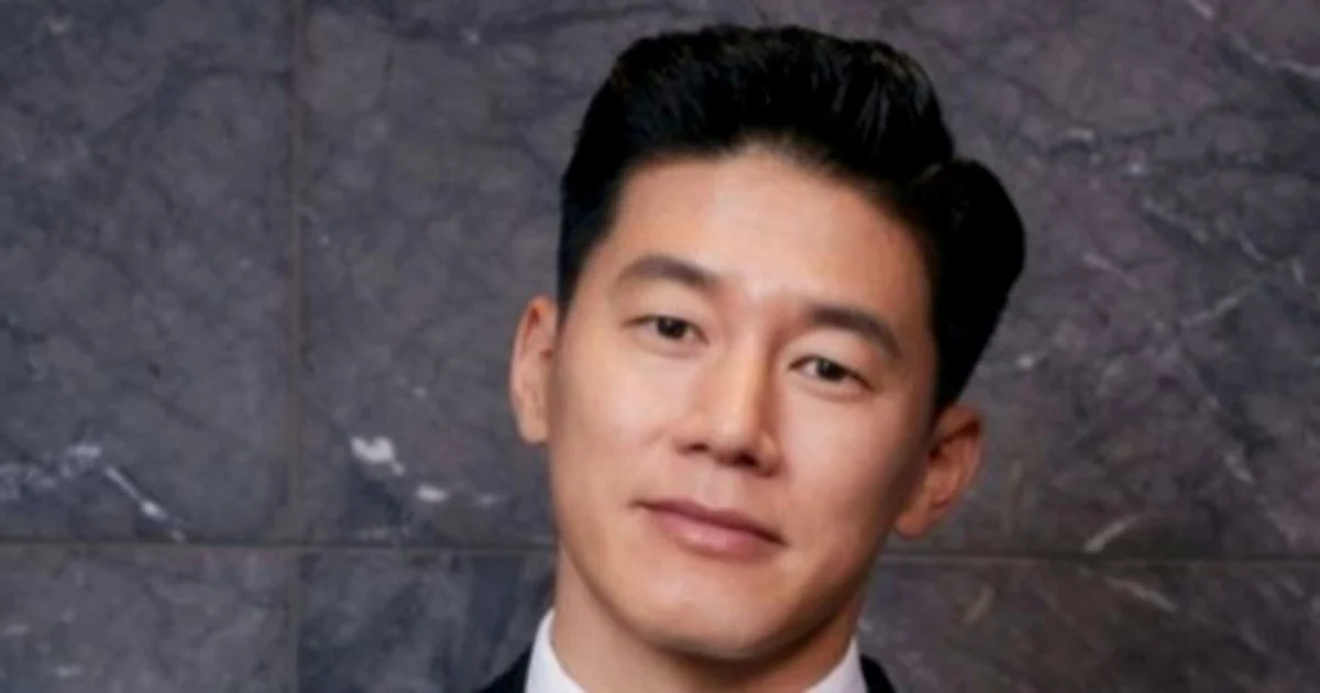 From Rags to Riches: How Kim Mu Yeol Survived on RM500 a Year Before Stardom