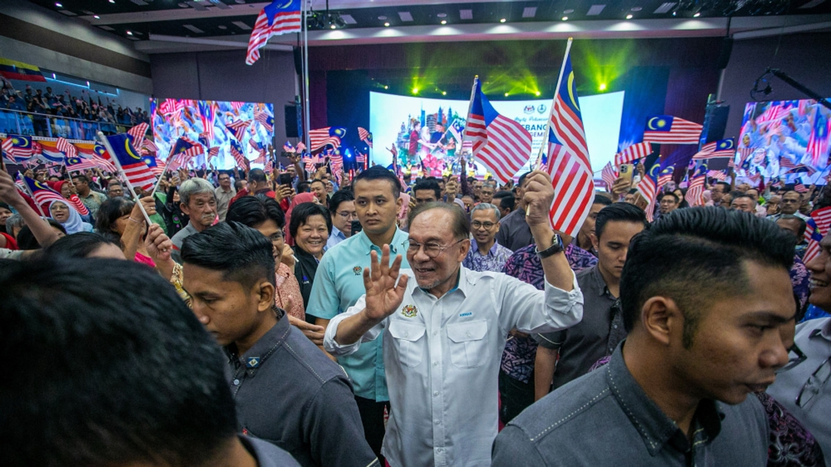 Anwar Urges Government Officials to Campaign Responsibly Without Overstepping Boundaries