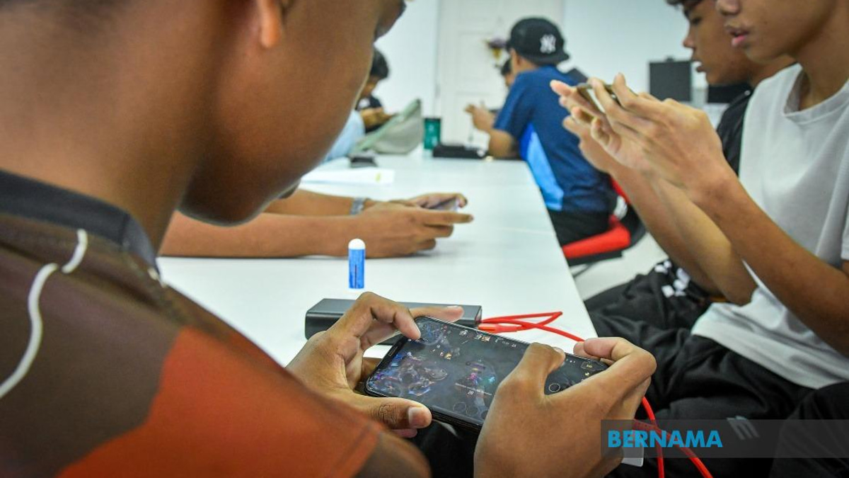 Malaysia Intensifies Safe Internet Push, Emphasizing Parental Guardianship Over Social Media Ban for Under-16s