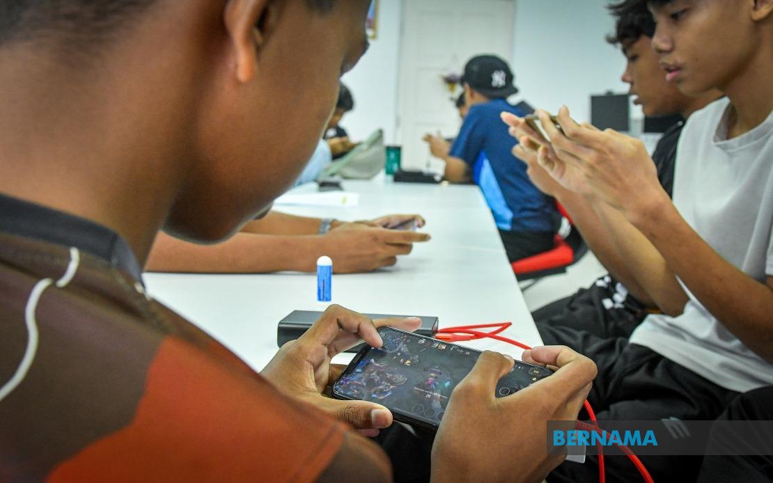 Malaysia Intensifies Safe Internet Push, Emphasizing Parental Guardianship Over Social Media Ban for Under-16s