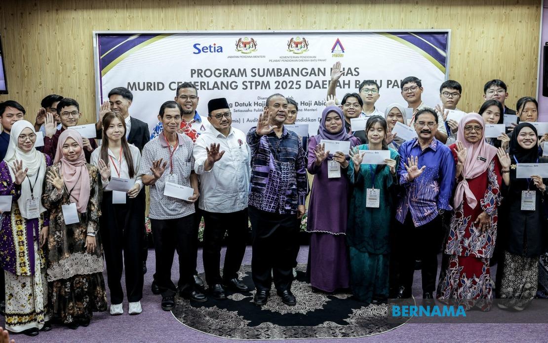 214 Top STPM Students in Batu Pahat Receive Prime Minister's Recognition Awards