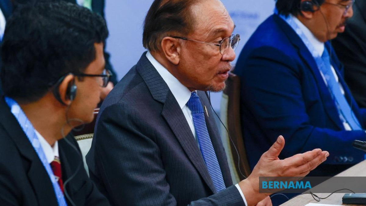 Anwar Praises Putin's Principled Stance on Gaza and Iran