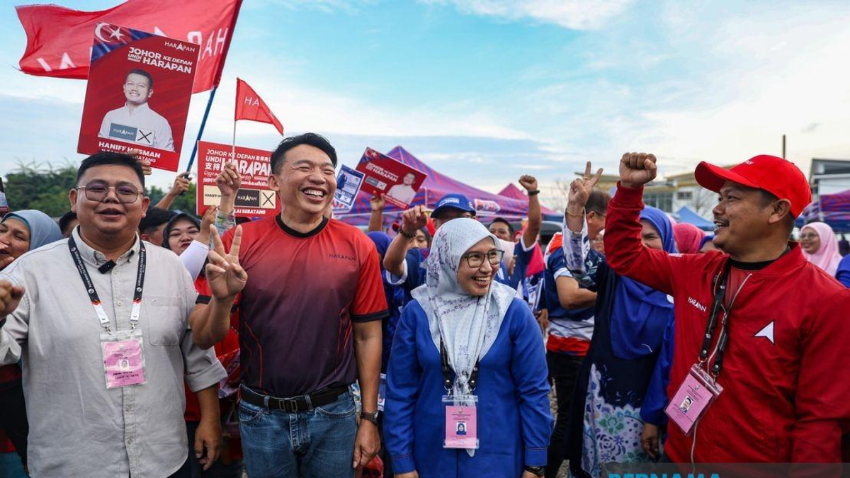 Johor Election: Opposition and Ruling Coalition Candidates Share Cordial Moment at Pontian Night Market