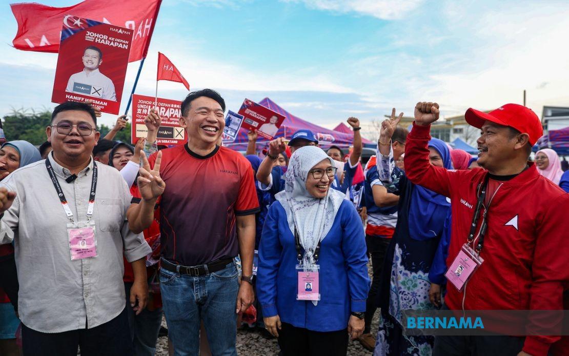 Johor Election: Opposition and Ruling Coalition Candidates Share Cordial Moment at Pontian Night Market