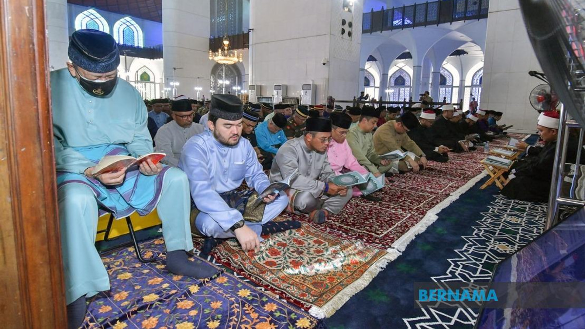 Sultan Sharafuddin Leads Spiritual Observance Ahead of National Day Celebrations