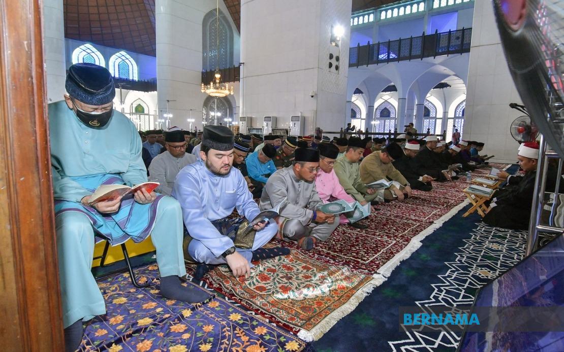 Sultan Sharafuddin Leads Spiritual Observance Ahead of National Day Celebrations