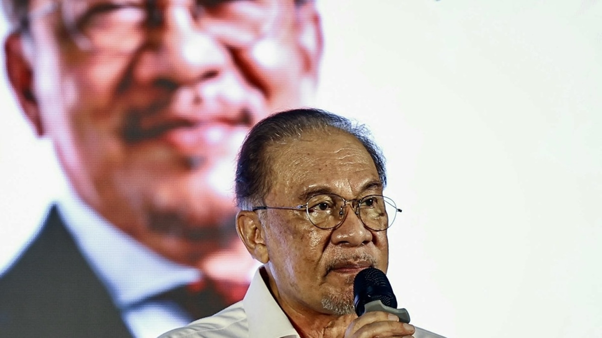 Anwar Awaits Briefing on Melaka DAP Crisis as Pakatan Harapan Prepares Response