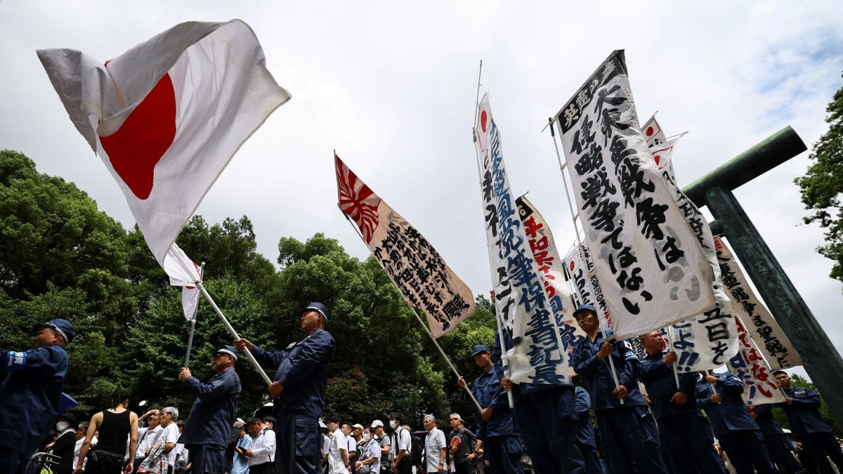Japan's Defence Minister Visits Yasukuni While PM Keeps Distance