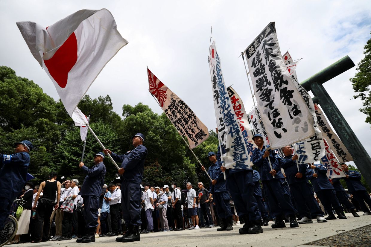 Japan's Defence Minister Visits Yasukuni While PM Keeps Distance