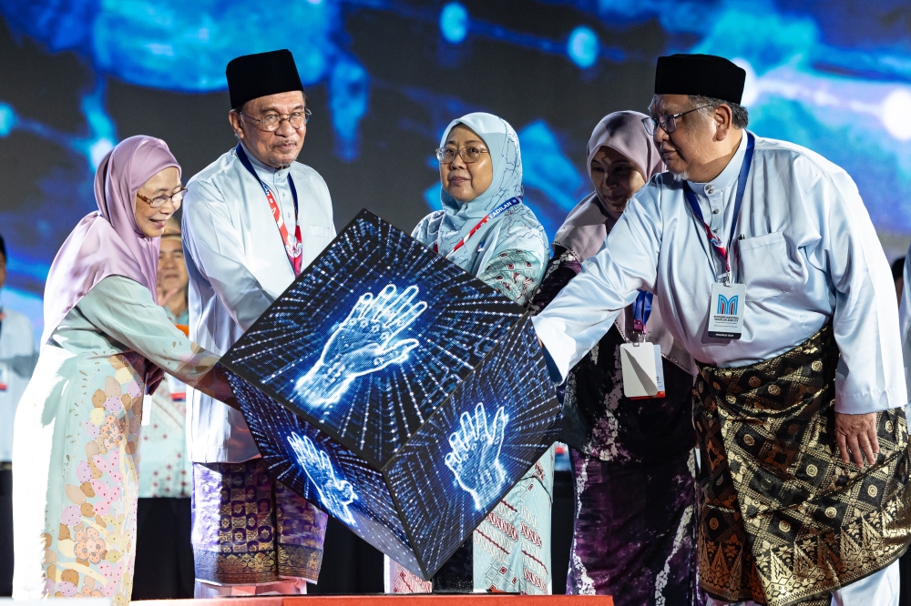 Anwar Defends Budget Increases for East Malaysia and Opposition States Under Madani Government