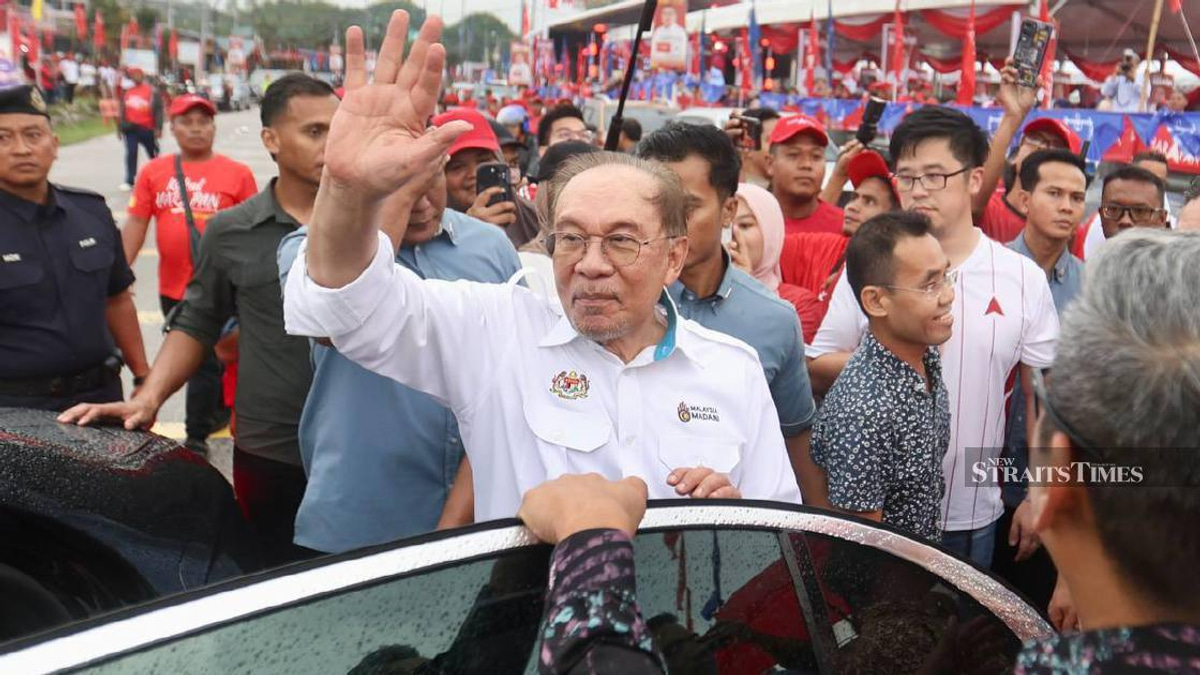 Anwar Denounces Personal Attacks Against Anthony Loke in Negri Sembilan Campaign