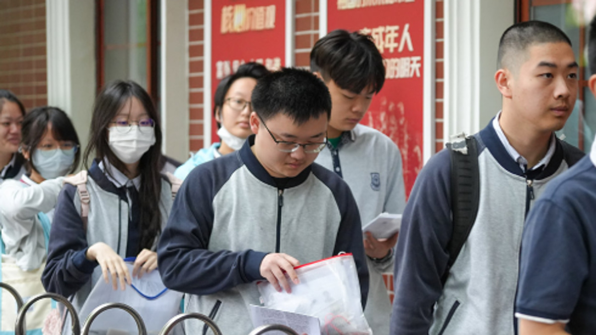 Chinese Universities Crack Down on Smart Wearables as High-Tech Cheating Escalates
