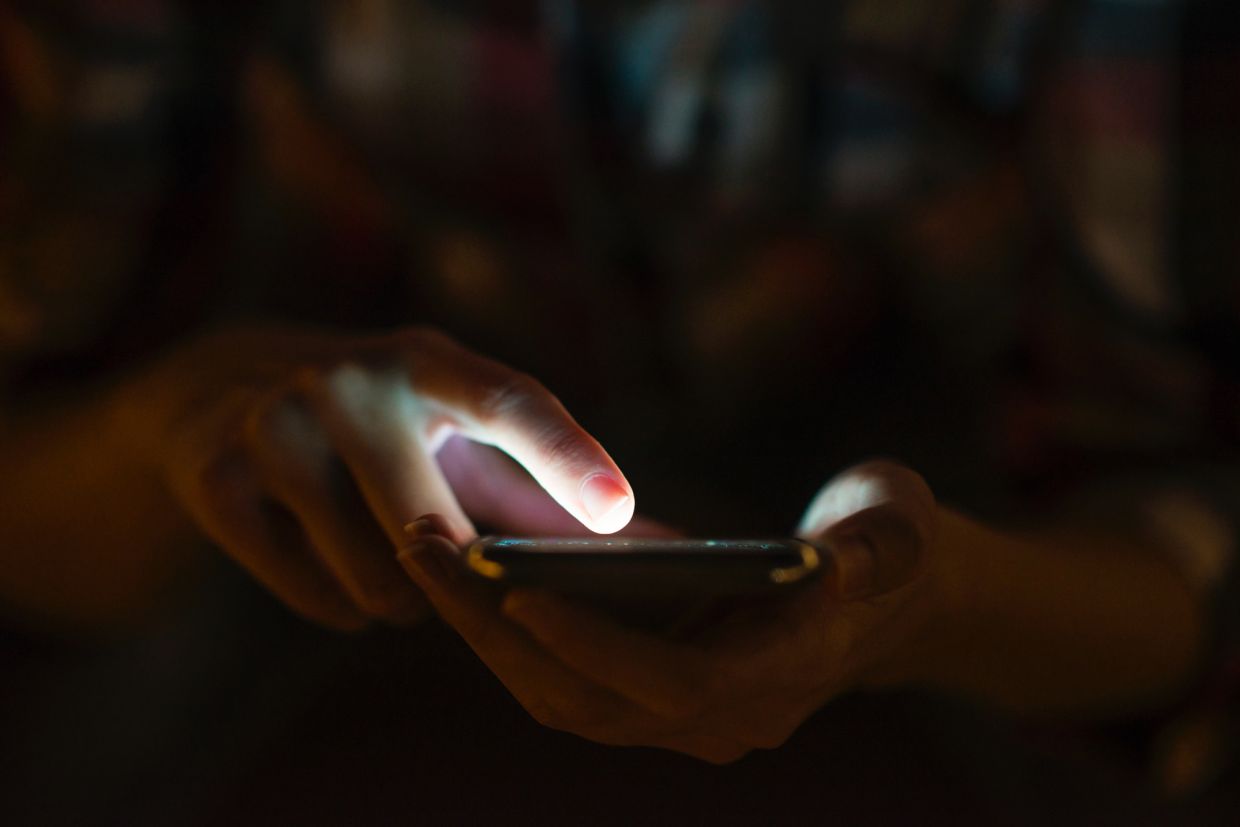 Malaysia's Social Media Age Restriction: Experts Debate Benefits and Risks for Teen Mental Health