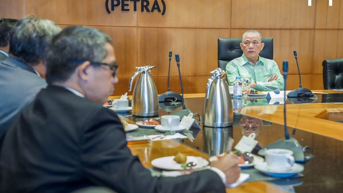 Fadillah Urges Malaysian Envoys to Boost Diplomatic Engagement and Economic Ties Abroad