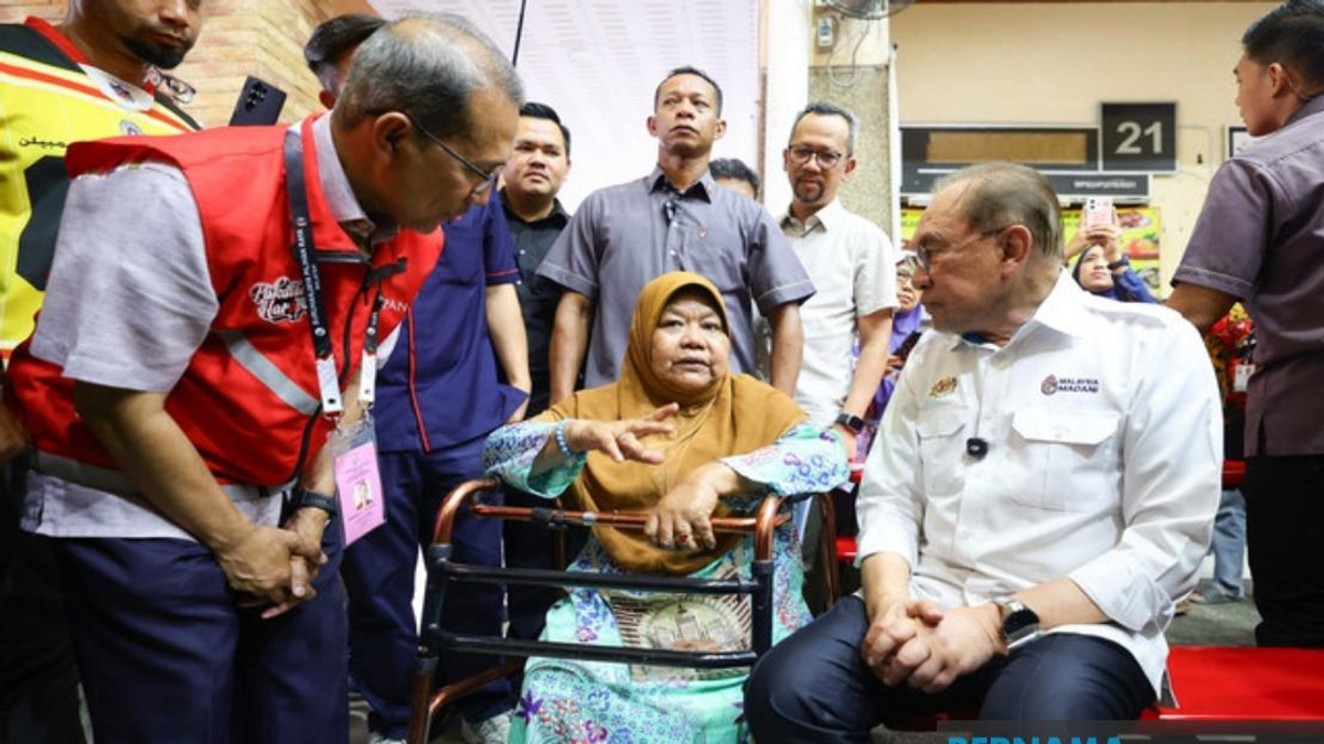 Determined Septuagenarian With Disability Rides Through Drizzle to Meet PM Anwar