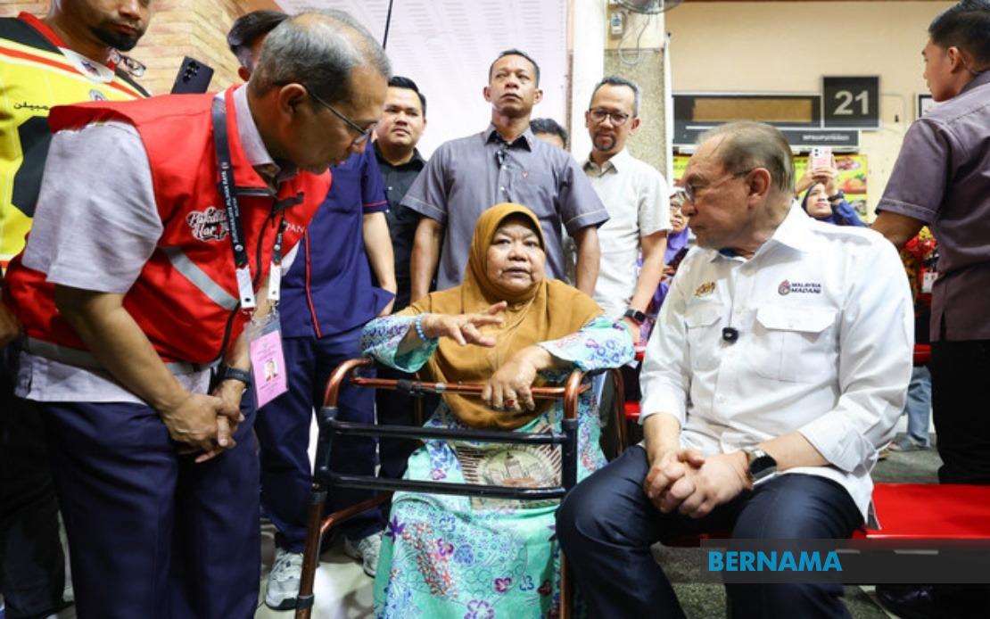 Determined Septuagenarian With Disability Rides Through Drizzle to Meet PM Anwar