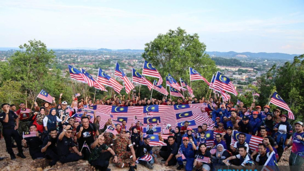 300 Gather for Patriotic Summit Hike in Terengganu