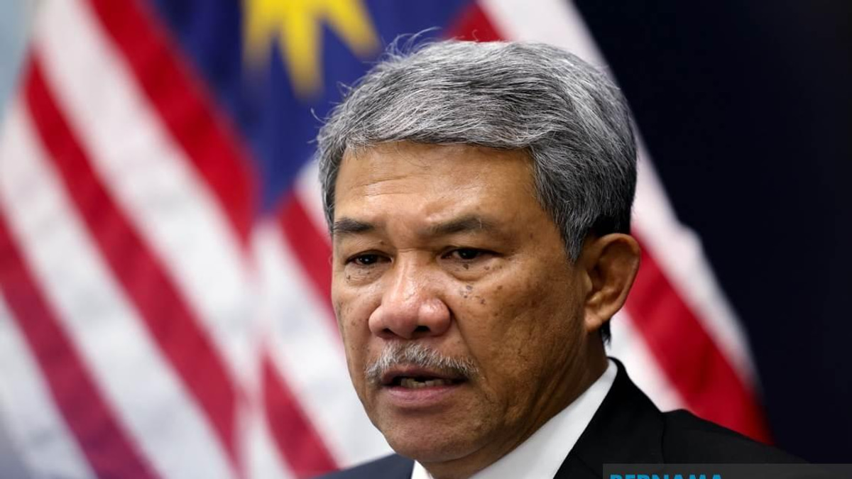 Foreign Minister Mohamad Heads to Manila for ASEAN Ministerial Meetings